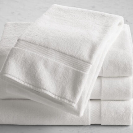White luxury bath towels for hotel bathroom – INEQUIP